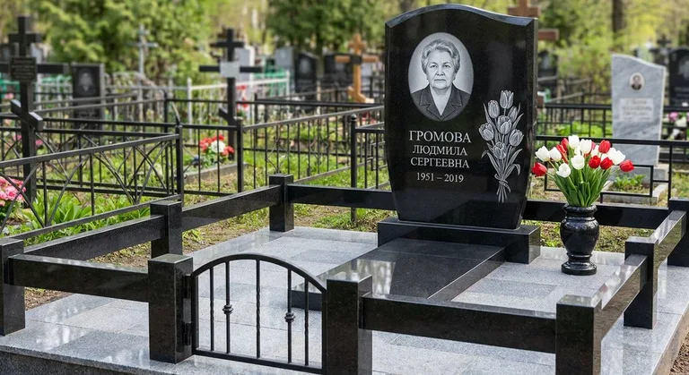 Памятник с гравировкой тюльпанов — выполненная работа «Громова» в Краснодаре