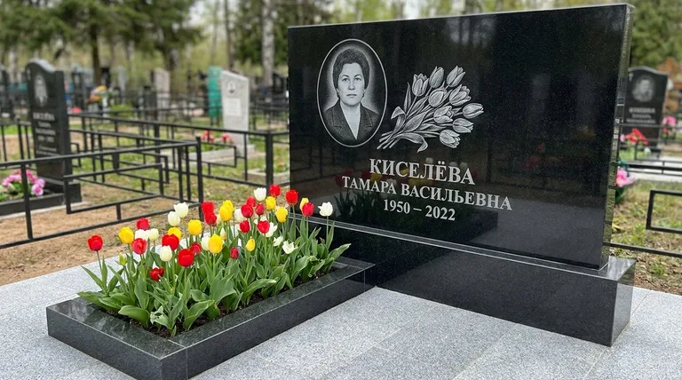 Памятник с гравировкой тюльпанов — выполненная работа «Киселёва» в Краснодаре