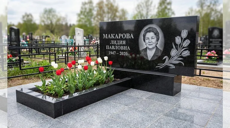 Памятник с гравировкой тюльпанов — выполненная работа «Макарова» в Краснодаре