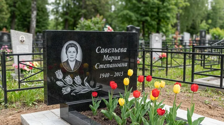 Памятник с гравировкой тюльпанов — выполненная работа «Савельева» в Краснодаре