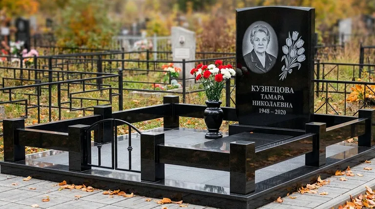 Памятник с гравировкой тюльпанов — выполненная работа «Кузнецова» в Краснодаре