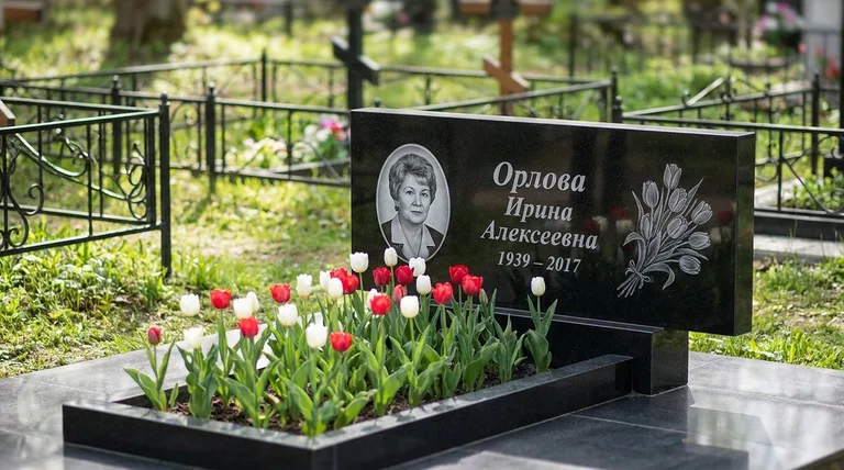 Памятник с гравировкой тюльпанов — выполненная работа «Орлова» в Краснодаре