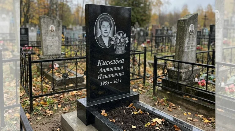 Памятник с гравировкой тюльпанов — выполненная работа «Киселёва» в Краснодаре