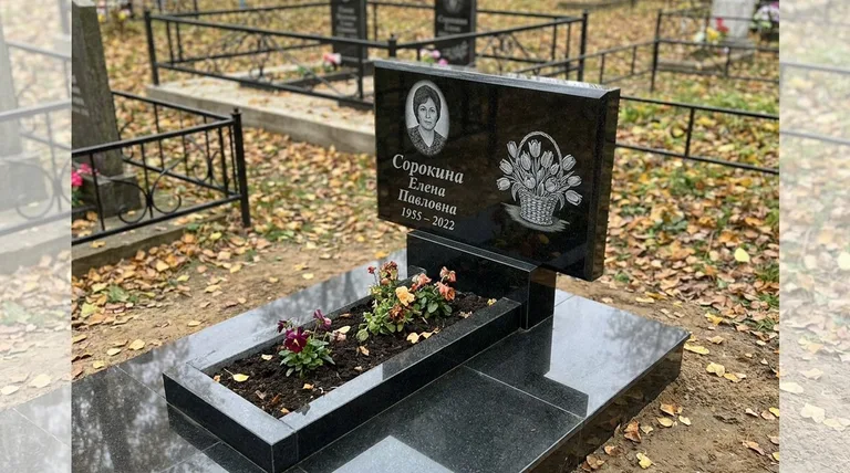 Памятник с гравировкой тюльпанов — выполненная работа «Сорокина» в Краснодаре