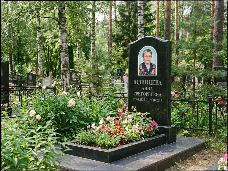 Овальный портрет на памятнике весной в Краснодаре