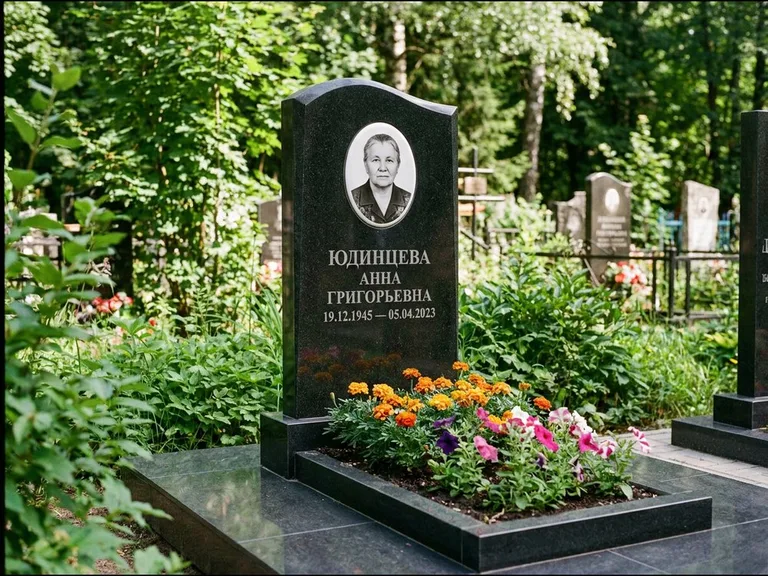 Овальный портрет на сером граните — работа «Юдинцева» в Краснодаре
