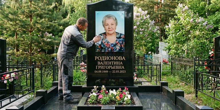 Фотокерамика и печать фото на памятник в Краснодаре — мастер устанавливает цветной портрет на стекле на гранитный памятник