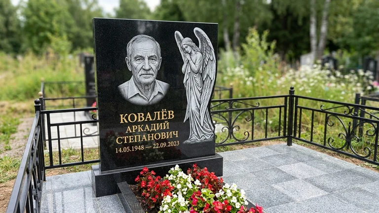 Гравировка ангела на памятник в Краснодаре — памятник из чёрного гранита с гравировкой