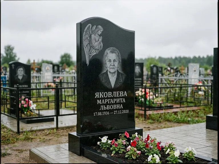 Памятник с гравировкой ангела — гравировка молящегося ангела в верхней части стелы, работа «Яковлева» в Краснодаре
