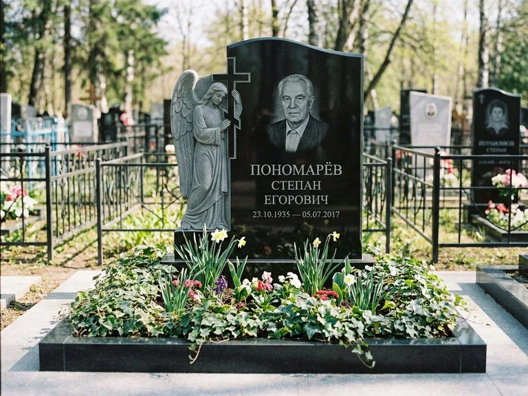 Памятник с гравировкой ангела — гравировка ангела с крестом рядом с эпитафией, работа «Пономарёв» в Краснодаре