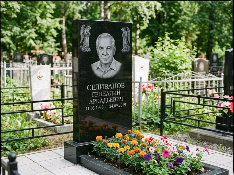 Памятник с гравировкой ангела — гравировка двух ангелов по сторонам портрета, работа «Селиванов» в Краснодаре