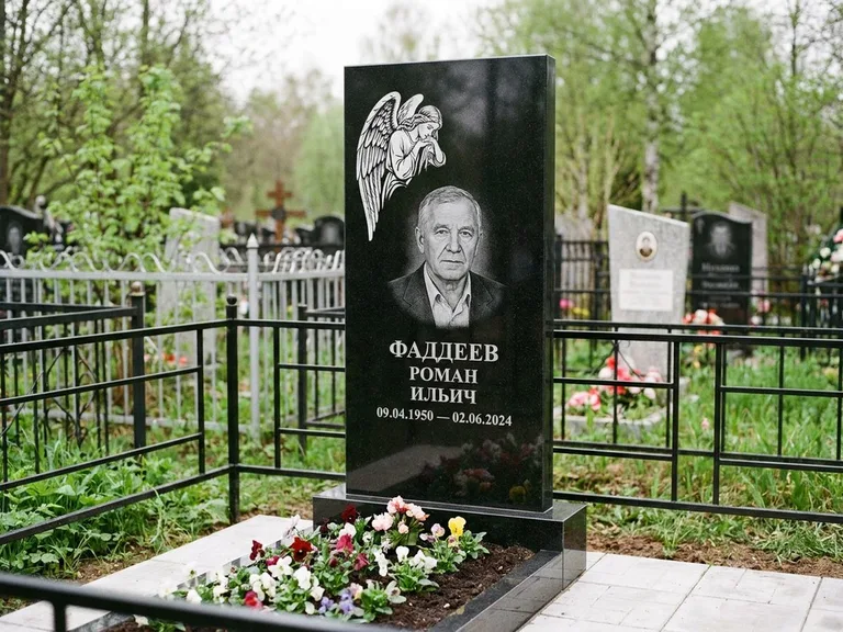 Памятник с гравировкой ангела — белая гравировка скорбящего ангела над портретом, работа «Фаддеев» в Краснодаре