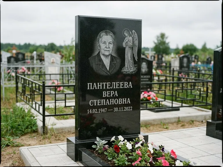 Памятник с гравировкой ангела — гравировка ангела-хранителя сбоку от портрета, работа «Пантелеева» в Краснодаре