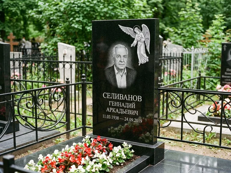Памятник с гравировкой ангела — белая гравировка скорбящего ангела над портретом, работа «Селиванов» в Краснодаре