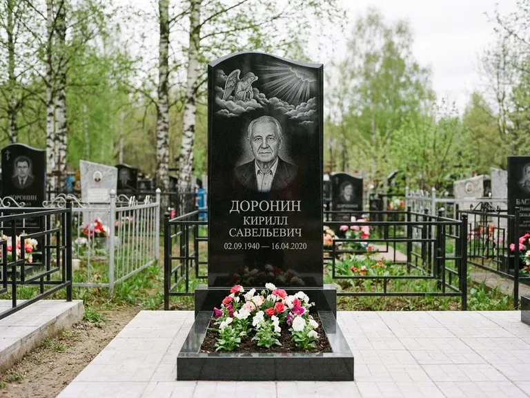 Памятник с гравировкой ангела — гравировка ангела в облаках с лучами над портретом, работа «Доронин» в Краснодаре