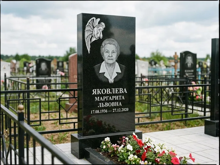 Памятник с гравировкой ангела — белая гравировка скорбящего ангела над портретом, работа «Яковлева» в Краснодаре