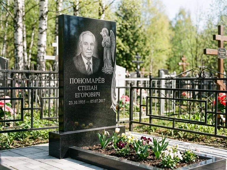 Памятник с гравировкой ангела — гравировка ангела-хранителя сбоку от портрета, работа «Пономарёв» в Краснодаре