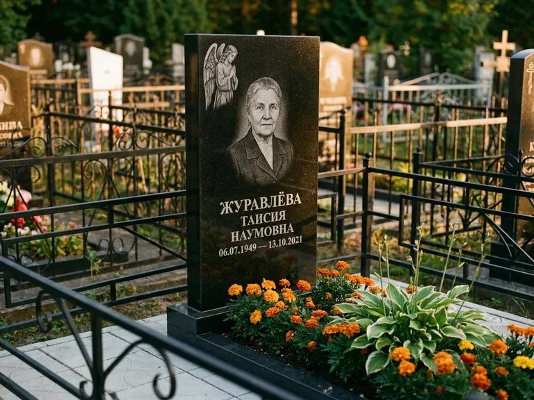 Памятник с гравировкой ангела — гравировка молящегося ангела в верхней части стелы, работа «Журавлёва» в Краснодаре