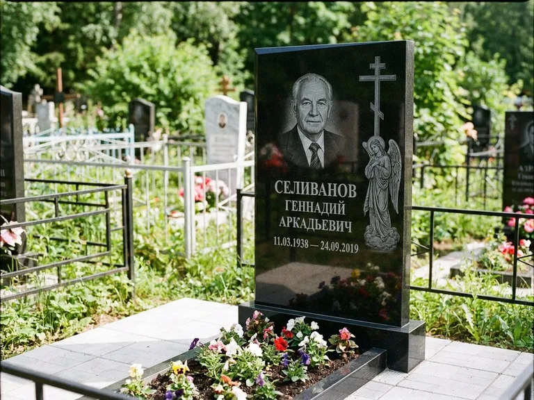 Памятник с гравировкой ангела — гравировка ангела с крестом рядом с эпитафией, работа «Селиванов» в Краснодаре