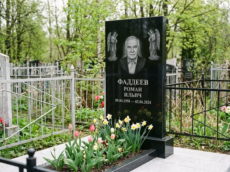 Памятник с гравировкой ангела — гравировка двух ангелов по сторонам портрета, работа «Фаддеев» в Краснодаре