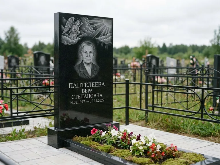 Памятник с гравировкой ангела — гравировка ангела в облаках с лучами над портретом, работа «Пантелеева» в Краснодаре