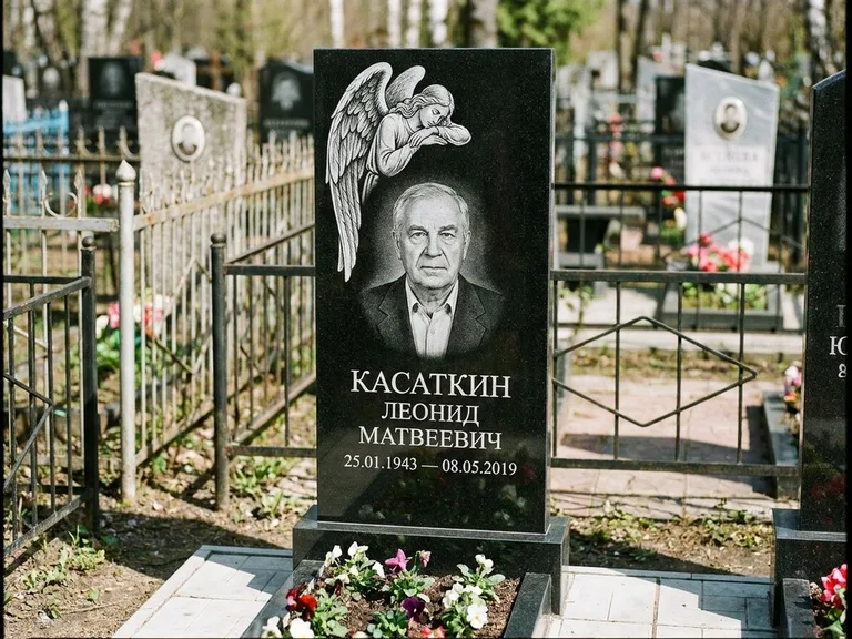 Памятник с гравировкой ангела — белая гравировка скорбящего ангела над портретом, работа «Касаткин» в Краснодаре