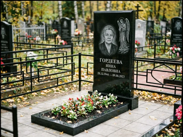 Памятник с гравировкой ангела — гравировка ангела-хранителя сбоку от портрета, работа «Гордеева» в Краснодаре