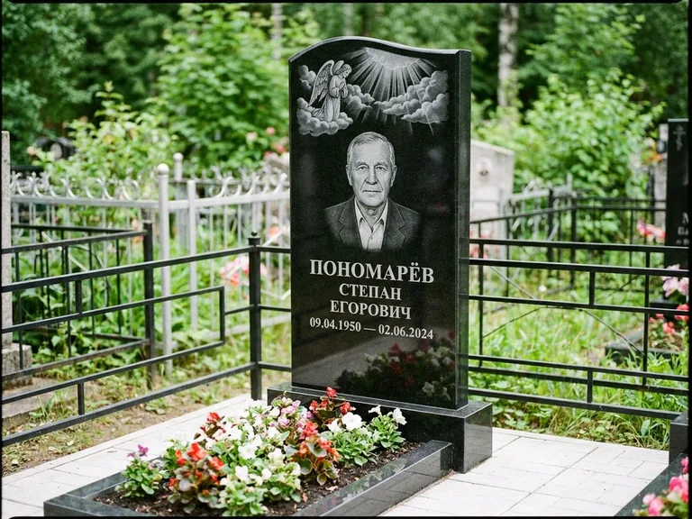 Памятник с гравировкой ангела — гравировка ангела-хранителя сбоку от портрета, работа «Лобанова» в Краснодаре