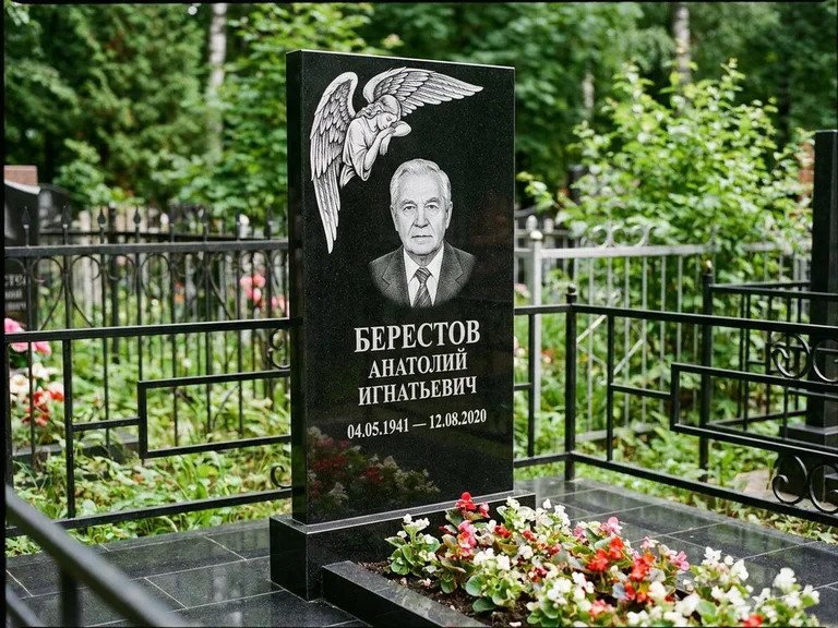 Памятник с гравировкой ангела — гравировка молящегося ангела в верхней части стелы, работа «Свиридов» в Краснодаре