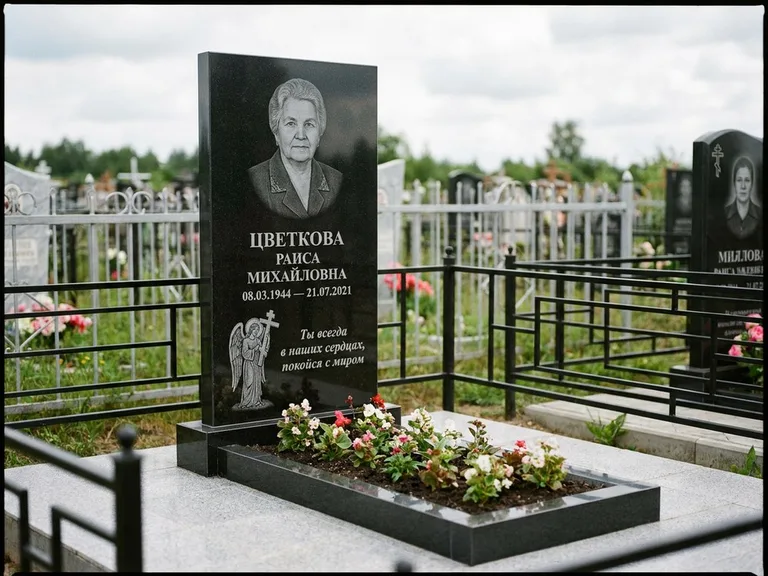 Памятник с гравировкой ангела — гравировка двух ангелов по сторонам портрета, работа «Яковлева» в Краснодаре
