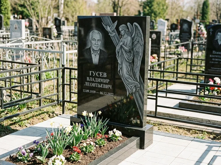 Памятник с гравировкой ангела — гравировка ангела в облаках с лучами над портретом, работа «Пономарёв» в Краснодаре