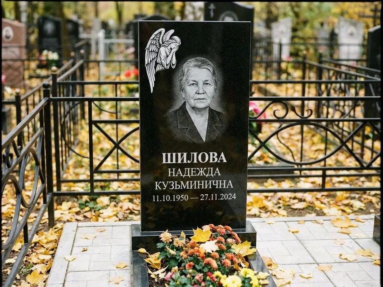 Памятник с гравировкой ангела — гравировка молящегося ангела в верхней части стелы, работа «Гордеева» в Краснодаре