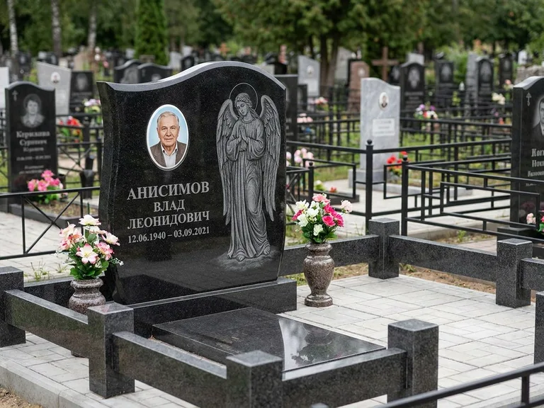 Памятник с гравировкой ангела — белая гравировка скорбящего ангела над портретом, работа «Свиридов» в Краснодаре