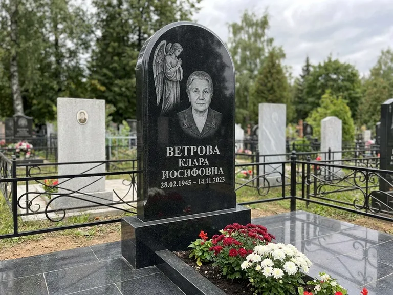 Памятник с гравировкой ангела — гравировка ангела-хранителя сбоку от портрета, работа «Игнатова» в Краснодаре