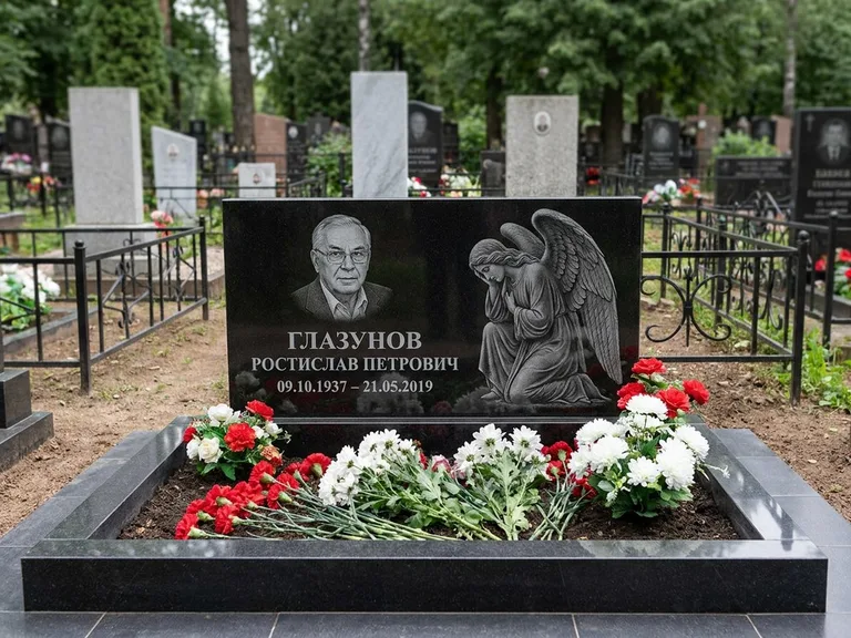 Памятник с гравировкой ангела — гравировка молящегося ангела в верхней части стелы, работа «Доронин» в Краснодаре