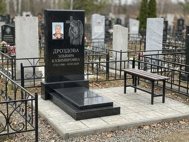 Памятник с гравировкой ангела — гравировка ангела с крестом рядом с эпитафией, работа «Яковлева» в Краснодаре