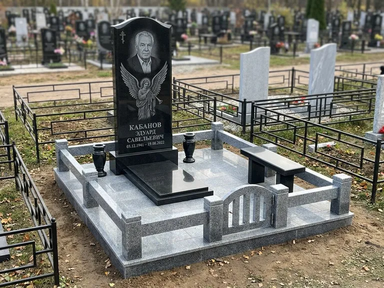 Памятник с гравировкой ангела — гравировка ангела с голубем по диагонали стелы, работа «Пономарёв» в Краснодаре