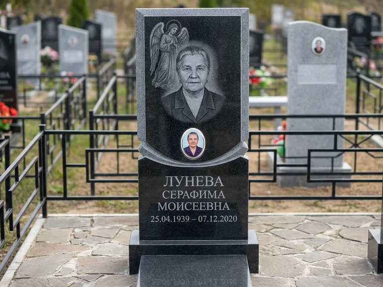 Памятник с гравировкой ангела — гравировка двух ангелов по сторонам портрета, работа «Журавлёва» в Краснодаре