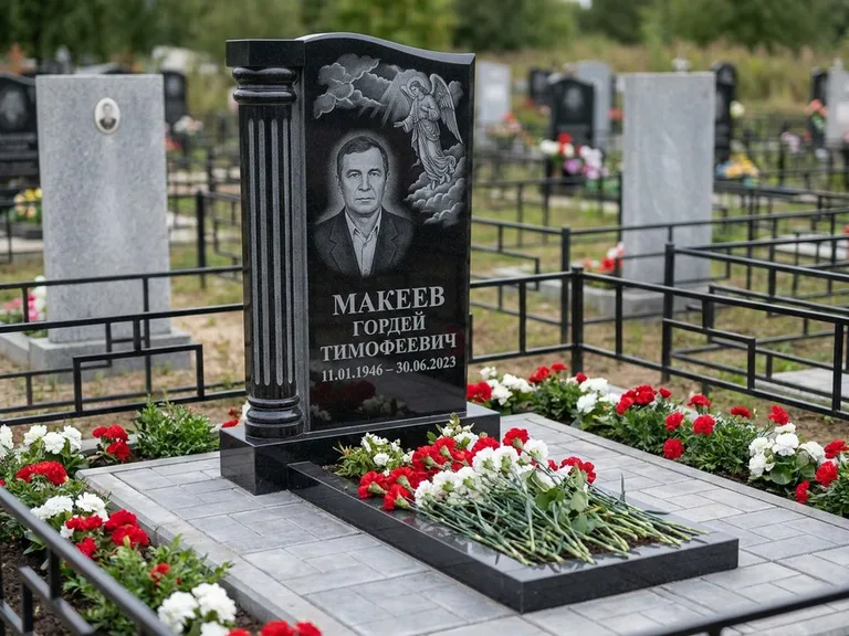 Памятник с гравировкой ангела — гравировка ангела в облаках с лучами над портретом, работа «Селиванов» в Краснодаре