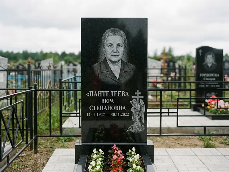 Памятник с гравировкой ангела — гравировка ангела с крестом рядом с эпитафией, работа «Пантелеева» в Краснодаре