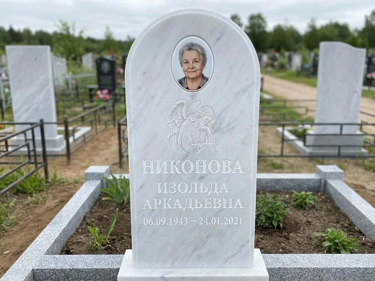 Памятник с гравировкой ангела — белая гравировка скорбящего ангела над портретом, работа «Гордеева» в Краснодаре