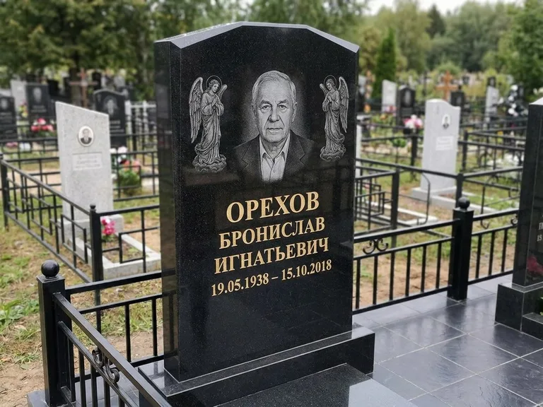 Памятник с гравировкой ангела — гравировка ангела-хранителя сбоку от портрета, работа «Фаддеев» в Краснодаре