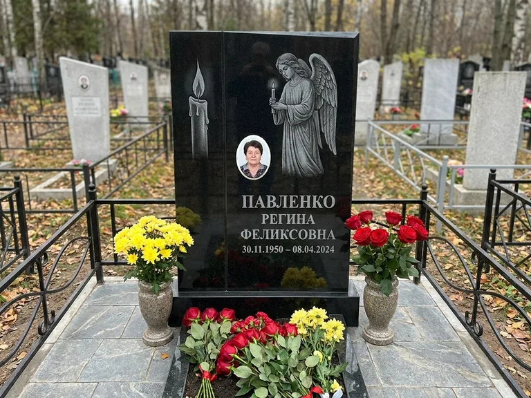 Памятник с гравировкой ангела — гравировка молящегося ангела в верхней части стелы, работа «Пантелеева» в Краснодаре