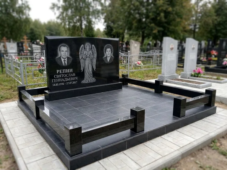 Памятник с гравировкой ангела — гравировка ангела с крестом рядом с эпитафией, работа «Касаткин» в Краснодаре