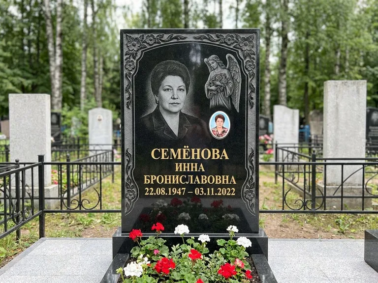 Памятник с гравировкой ангела — гравировка ангела с голубем по диагонали стелы, работа «Лобанова» в Краснодаре