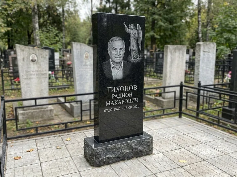 Памятник с гравировкой ангела — гравировка двух ангелов по сторонам портрета, работа «Свиридов» в Краснодаре