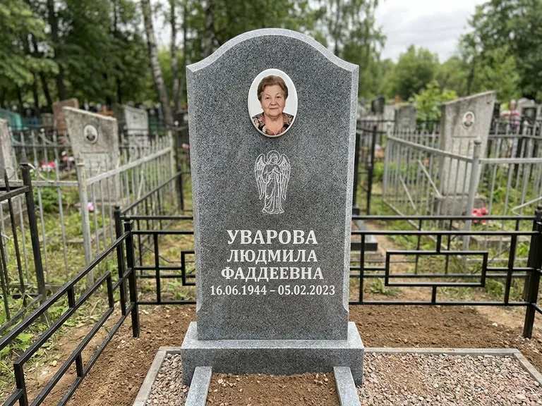 Памятник с гравировкой ангела — гравировка ангела в облаках с лучами над портретом, работа «Игнатова» в Краснодаре