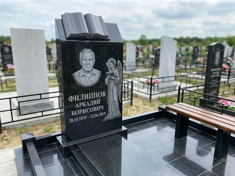 Памятник с гравировкой ангела — белая гравировка скорбящего ангела над портретом, работа «Доронин» в Краснодаре