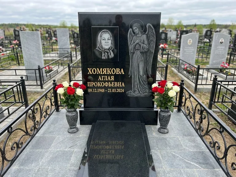 Памятник с гравировкой ангела — гравировка ангела-хранителя сбоку от портрета, работа «Яковлева» в Краснодаре