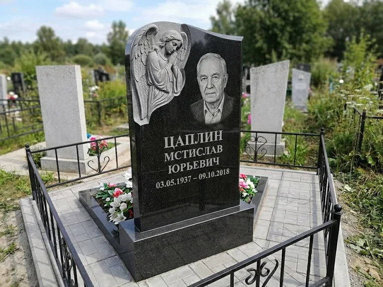 Памятник с гравировкой ангела — гравировка молящегося ангела в верхней части стелы, работа «Пономарёв» в Краснодаре